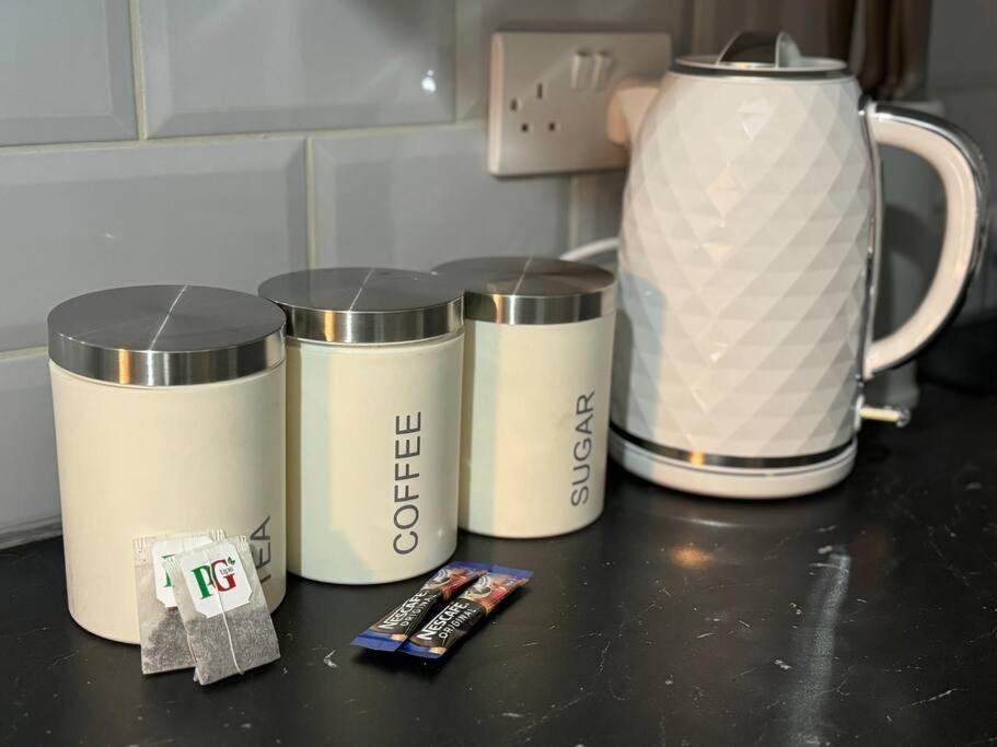 Contractors, Groups 4xbedrooms 5xdouble Beds, Close To Free Parking Sleeps X 10 Wifi ,netflix,lgi Check Reviwz Holiday home Leeds (West Yorkshire)