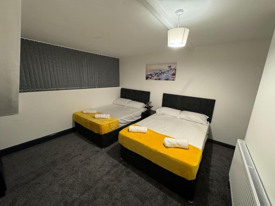 Vakantiehuis Contractors, Groups 4xbedrooms 5xdouble Beds, Close To Free Parking Sleeps X 10 Wifi ,netflix,lgi Check Reviwz *