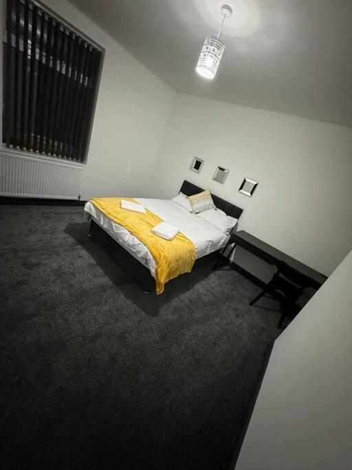 Contractors, Groups 4xbedrooms 5xdouble Beds, Close To Free Parking Sleeps X 10 Wifi ,netflix,lgi Check Reviwz Vakantiehuis