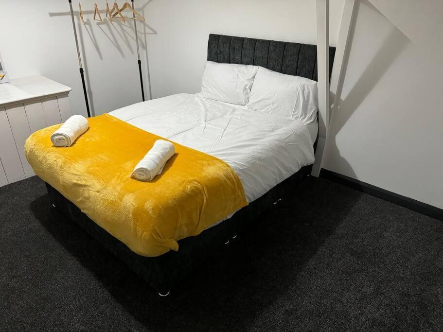 Contractors, Groups 4xbedrooms 5xdouble Beds, Close To Free Parking Sleeps X 10 Wifi ,netflix,lgi Check Reviwz Vakantiehuis *