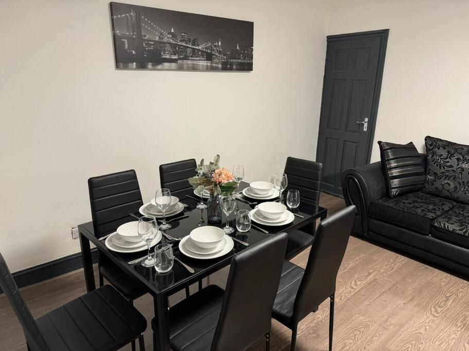 Vakantiehuis Contractors, Groups 4xbedrooms 5xdouble Beds, Close To Free Parking Sleeps X 10 Wifi ,netflix,lgi Check Reviwz Leeds (West Yorkshire)