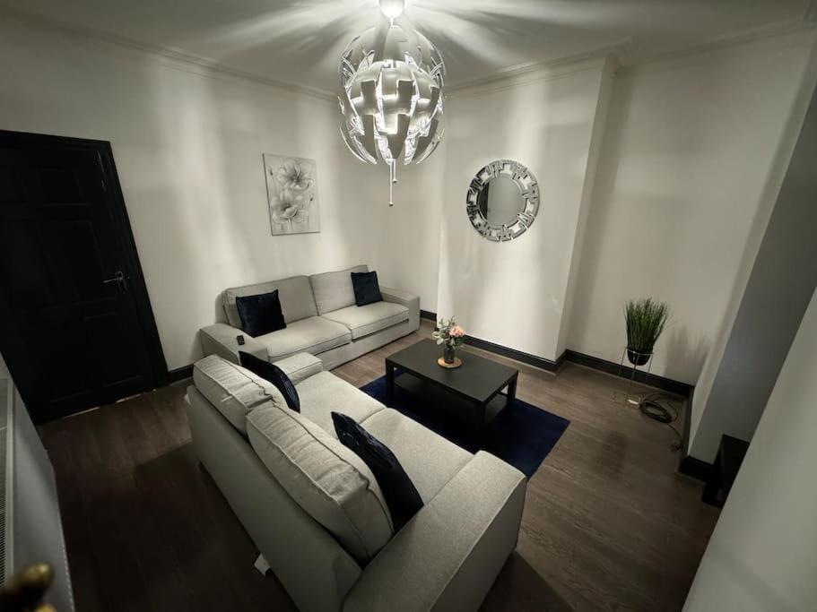 Contractors, Groups 4xbedrooms 5xdouble Beds, Close To Free Parking Sleeps X 10 Wifi ,netflix,lgi Check Reviwz Vakantiehuis Leeds (West Yorkshire)